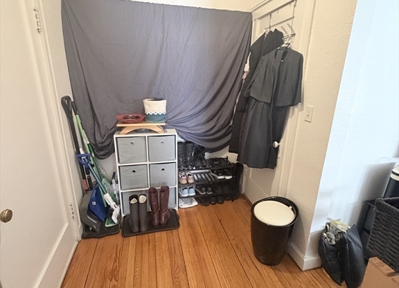 Studio, 1 bath, 550 sqft, $2,250, Unit 24