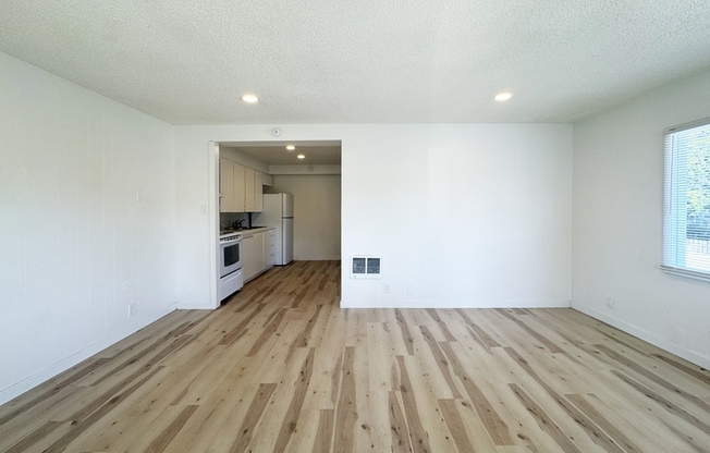 2210 W 19 AVE