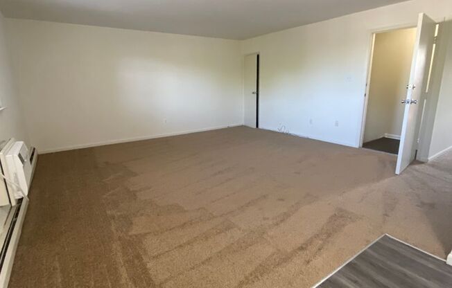 2 beds, 1 bath, 810 sqft, $1,595, Unit 00 - J- 8