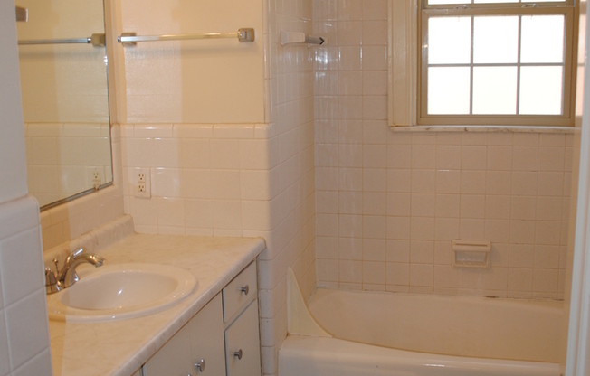3 beds, 1 bath, 1,600 sqft, $1,995, Unit 19