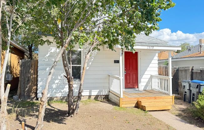 2 BEDROOM, 1 BATHROOM SINGLE FAMILY HOME CLOSE TO DOWNTOWN CHEYENNE