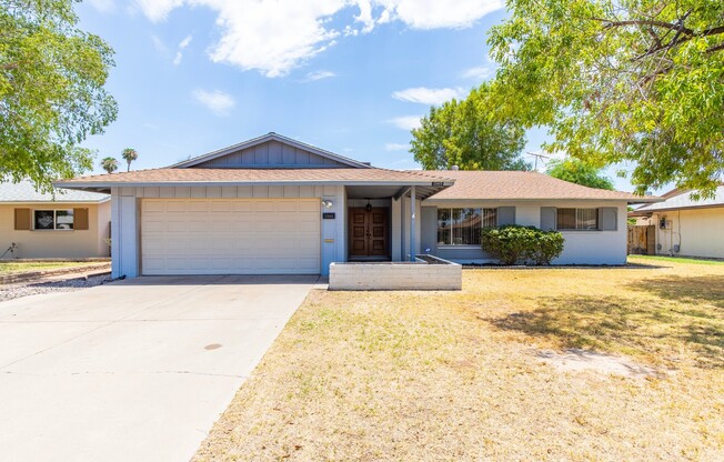 4 BEDROOM, 2 BATHROOM TEMPE HOME! SPLIT FLOORPLAN! 2 CAR GARAGE!