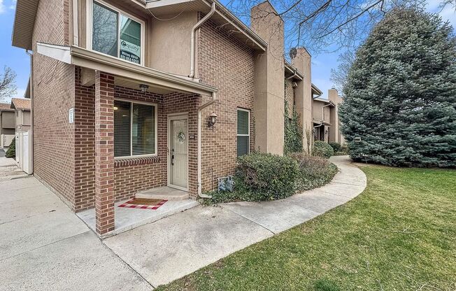 Spacious Townhome with 2 Kitchens, Huge Basement & 3 Full Bathrooms - Sandy, UT