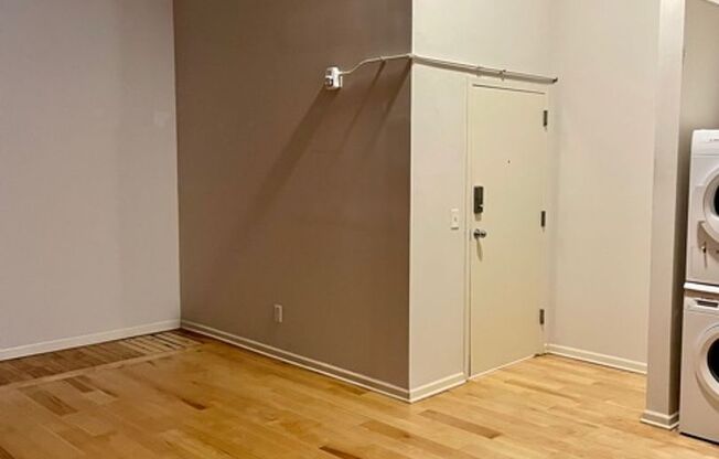 Studio, 1 bath, 982 sqft, $1,550, Unit 111