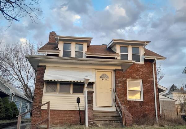 4933 E 85 ST