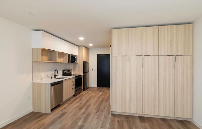 Studio, 1 bath, 350 sqft, $1,558, Unit 405