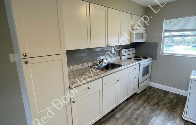 **Move In Special 1/2 off 1st Month!** Cozy 2/1 ~2nd Floor~ Oviedo