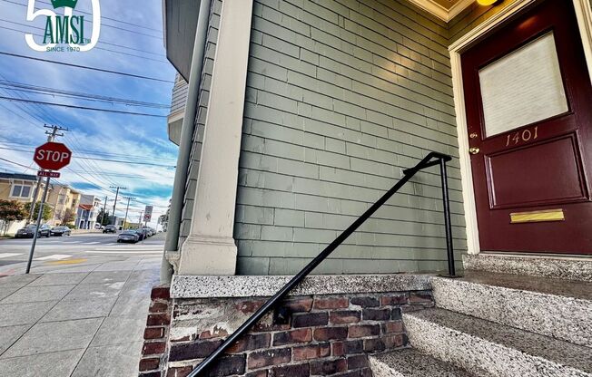Come live in this Potrero Hill | 2BD/1BA | Hardwood Floors | On-Site Laundry | Storage | Unbeatable Location