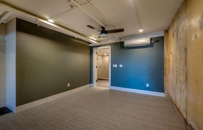 Studio, 1 bath, 640 sqft, $1,700, Unit STR 219 N ALAMO #403