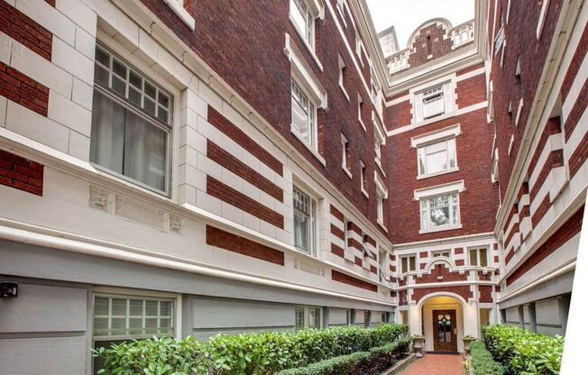 Classic, Charming 2 Bed, 1 Bath Condo in Highly Desirable NW Portland
