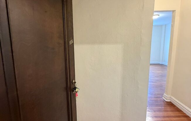 Studio, 1 bath, 294 sqft, $1,175, Unit New King Edward  3B7