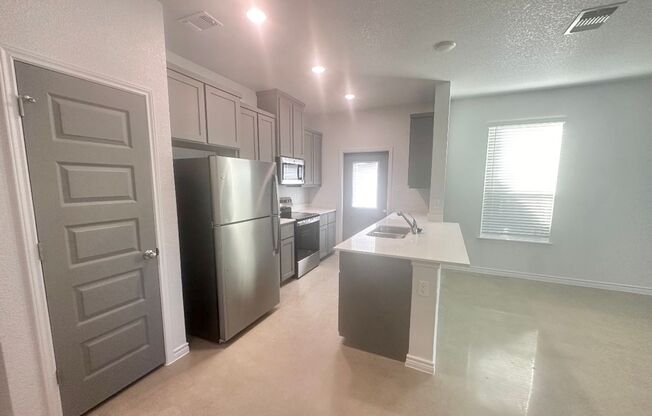 3 beds, 2 baths, 2,620 sqft, $1,495, Unit B