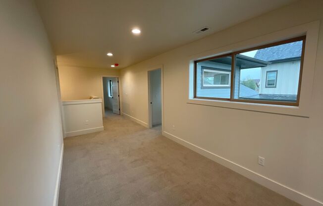 4 beds, 2.5 baths, $3,000, Unit 240 N Cottonwood