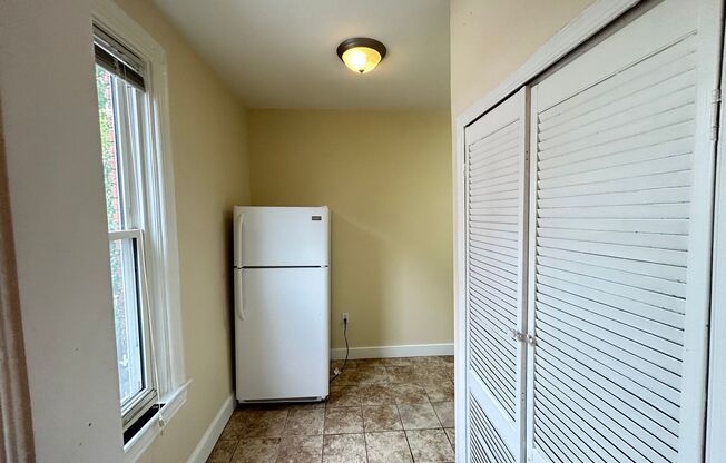 2 beds, 1 bath, 725 sqft, $2,495, Unit Apt 4