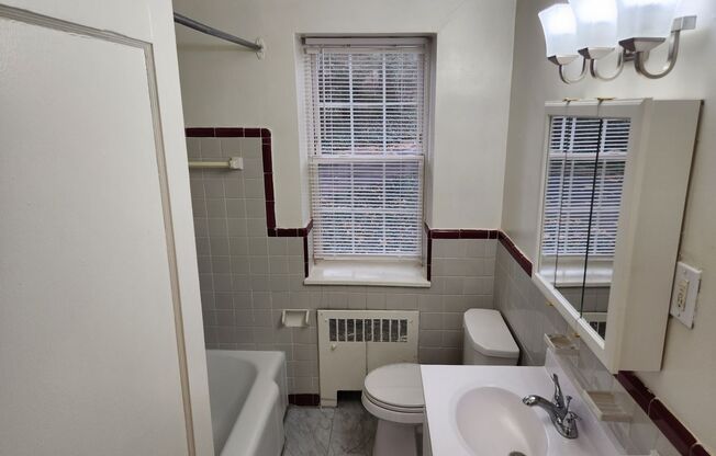 2 beds, 1 bath, 897 sqft, $2,335, Unit E-17