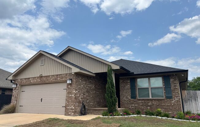 Modern Home in GREAT neighborhood w/ community pool!!