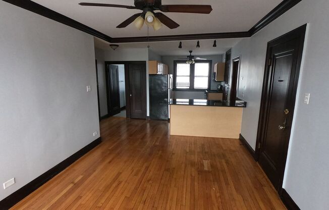 4952-56 W Roscoe Street