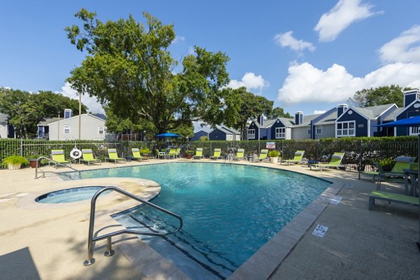 Raintree Apartments in Baytown