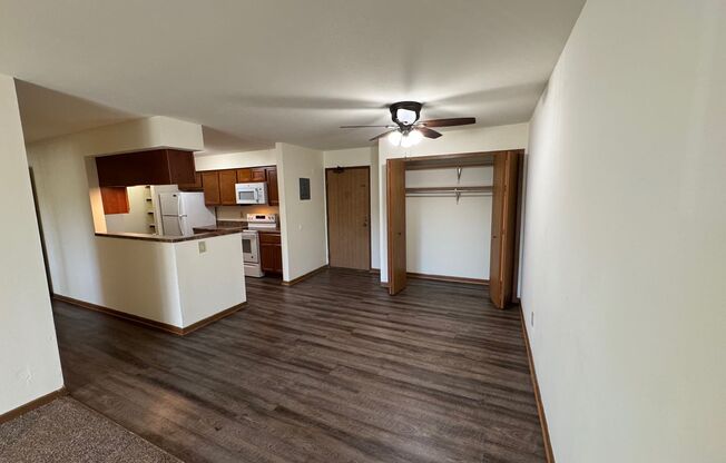 3 beds, 1 bath, 1,040 sqft, $1,695, Unit 3164-304