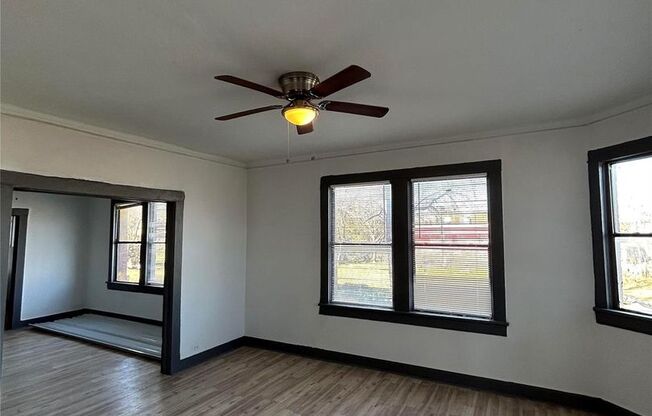 2 beds, 1 bath, $1,250, Unit 2260 Hemphill Street