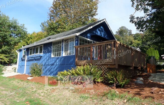 SPECTACULAR VIEWS! Unique & Adorable House w/Huge Deck - Walking Distance to Redondo Beach!!