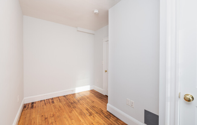 2 beds, 1 bath, 419 sqft, $3,350, Unit 22