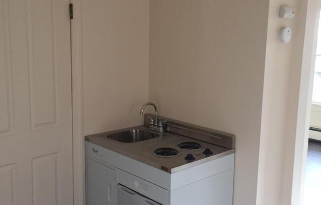 Studio, 1 bath, 350 sqft, $945, Unit 23