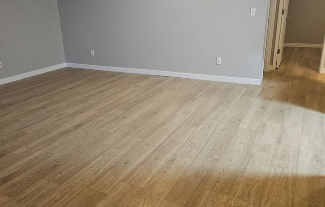 3 beds, 1 bath, 863 sqft, $1,525, Unit 2424-09