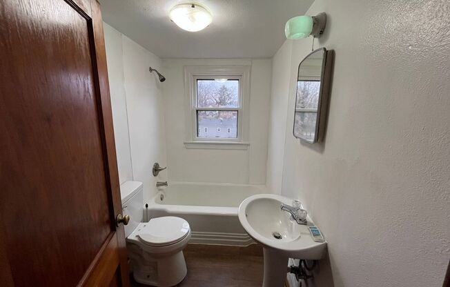 1 bed, 1 bath, $800, Unit 2F