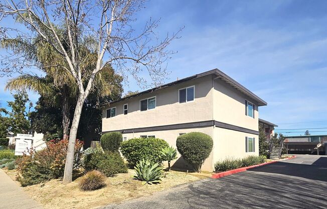 Updated Top Floor 2 Bedroom/1 Bathroom Apartment