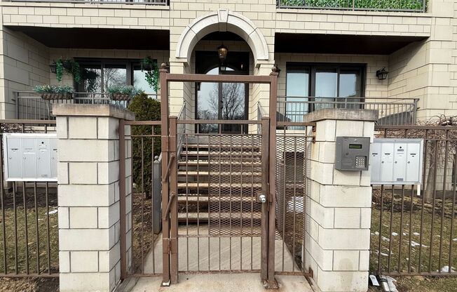 Luxury 3BR/2BA Condo – Prime Hyde Park Location, Modern Finishes