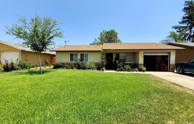 Charming 3 Bed / 2 Bath Dinuba Home with Garage – Only $1,675!