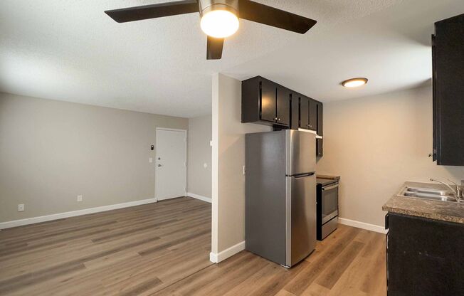 2 beds, 1 bath, $2,095, Unit 3555-06