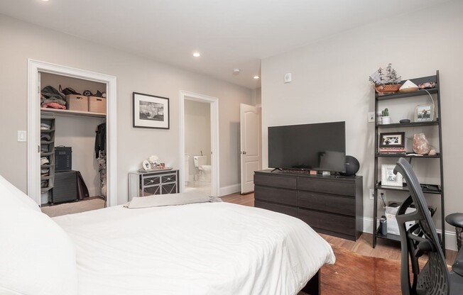 3 beds, 2 baths, 1,558 sqft, $6,000, Unit 21