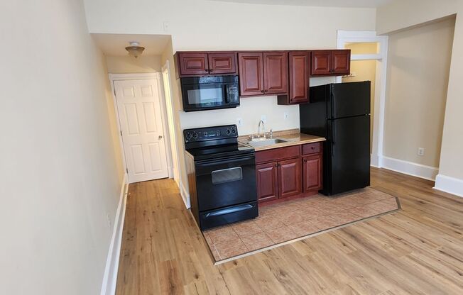 Studio, 1 bath, 400 sqft, $800, Unit 2F