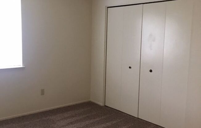 2 beds, 1 bath, $1,000, Unit 2