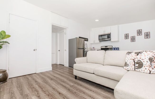 Studio, 1 bath, 324 sqft, $725