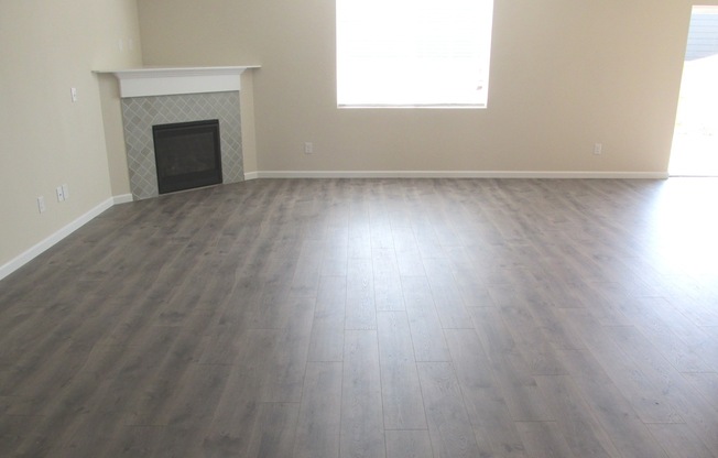Like New, 4 Br 2.5 bth + Bonus Room 21 x 18, quartz countertops, SS Appliances,  fenced yard, walk to park!