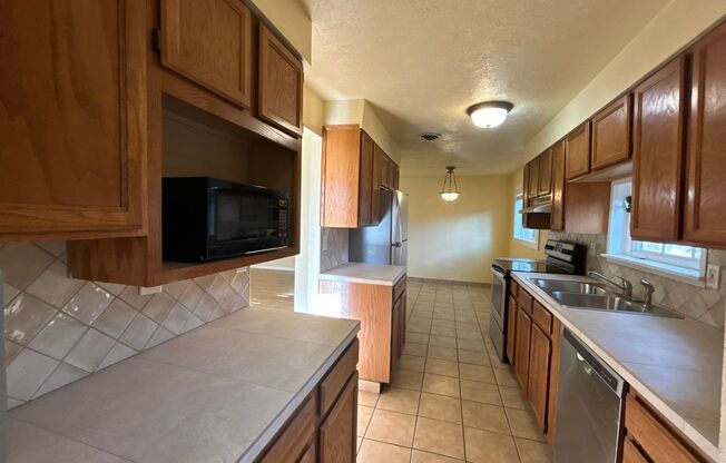 3 beds, 1 bath, $2,100