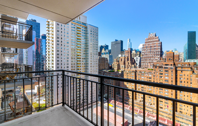 1 bed, 1 bath, $4,400, Unit 21J