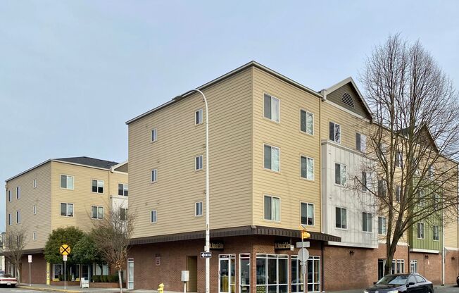 Newly remodeled 4-story Apartment Downtown Renton