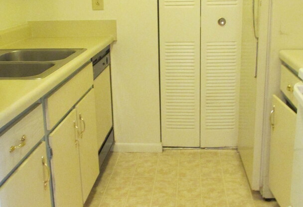 2 bedroom 2 bath Condo Available for Rent $650.00