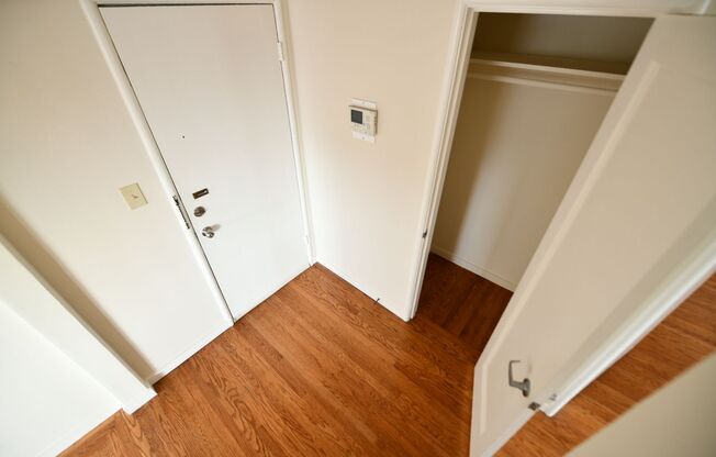 1p439 - 301 Lester Ave.