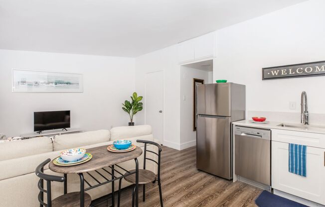 Studio, 1 bath, 324 sqft, $725