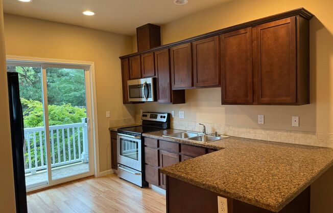 Beautiful 2 bed, 2.5 bath townhome located in Mountlake Terrance $2600/mo.