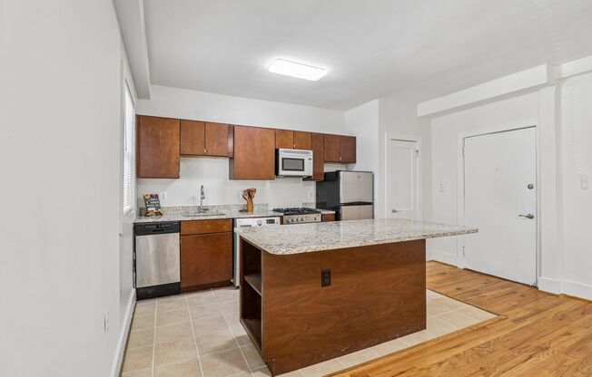 Studio, 1 bath, 450 sqft, $1,792, Unit 811-B7