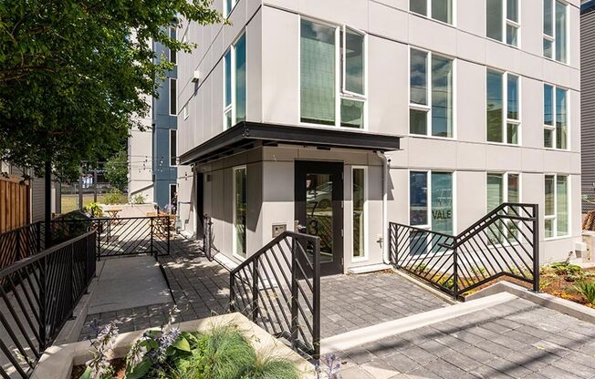 Studio, 1 bath, $1,100