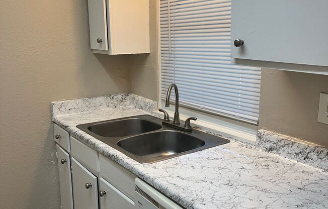 1 bed, 1 bath, 560 sqft, $1,360, Unit 2014