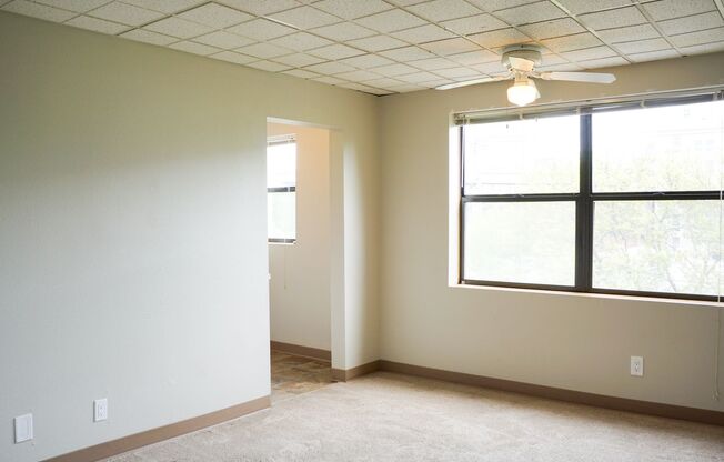 Top Floor NW Studio Between Nob Hill & The Pearl!