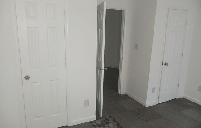 2 beds, 1 bath, $895, Unit Unit B